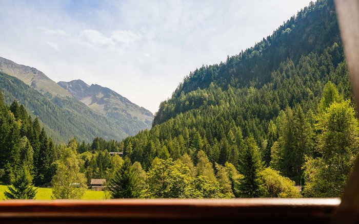 For nature lovers.
Hochzeiger ski resort, Rifflsee chairlift and the Pitztal glacier.