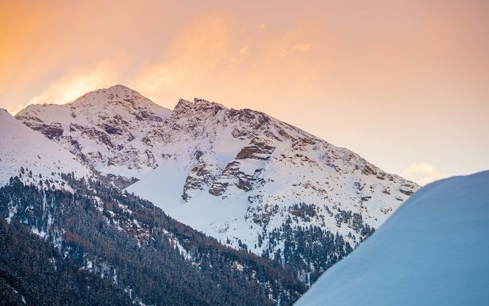 For nature lovers.
Hochzeiger ski resort, Rifflsee chairlift and the Pitztal glacier.